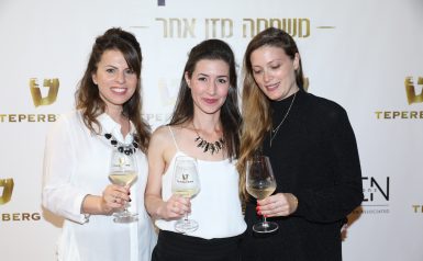 שלוש בנות מחזיקות כוס יין