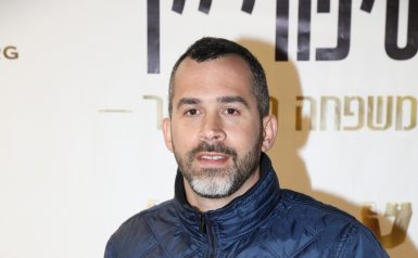 גבר מצטלם על קיר לוגו
